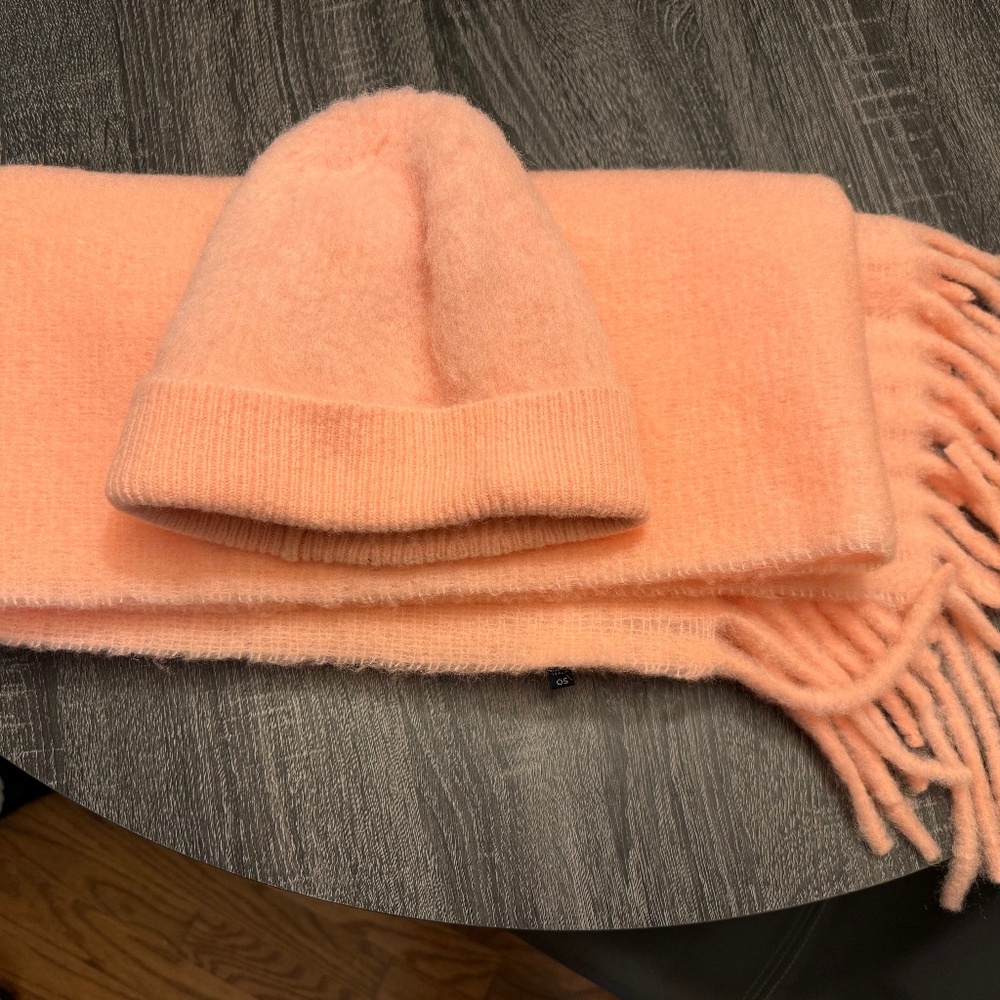 Vineyard Vines Women’s Cashmere Scarf, and Toboggan Set. Color Pink